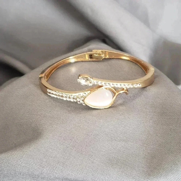 Jewelry - Goldtone Crystal Bracelet